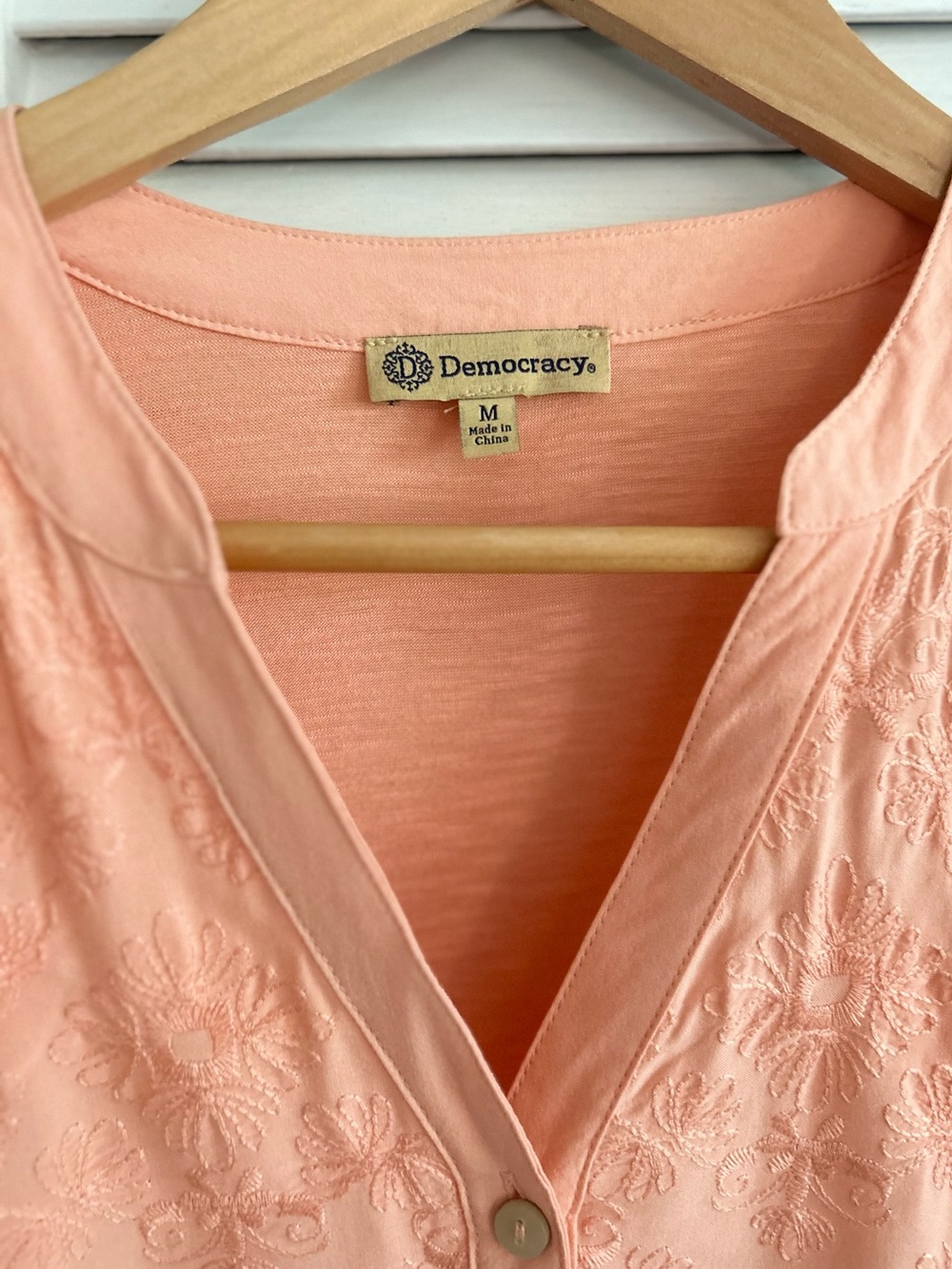 Democracy Peach 3/4 Sleeve Floral Embroidered Button-Down Shirt Size M - Picture 4 of 9